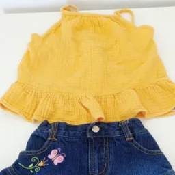 Troca venda e doações que roupa de criança de brinquedo