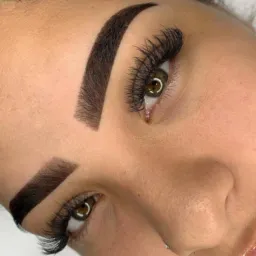 Design com henna e cílios tufos Urucará
