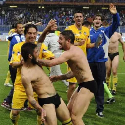 MANOS MIL GRAU
